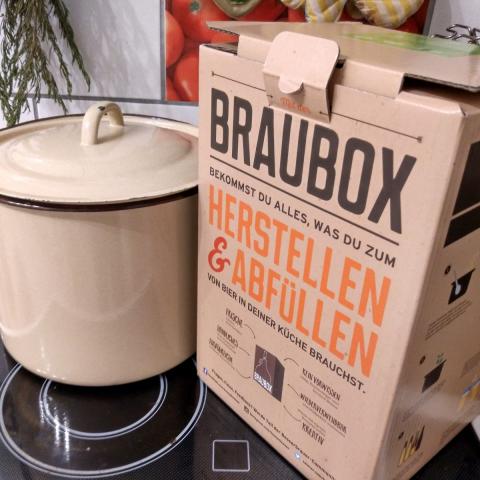 Es kann losgehen: die Braubox und ein passender Topf stehen bereit.